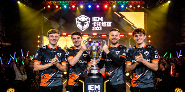 CS:GO IEM卡托维兹2023总决赛现场 - FaZe Clan卫冕冠军捧起奖杯