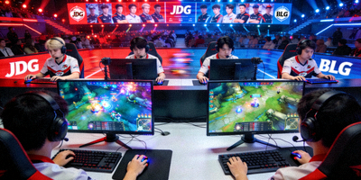 英雄联盟LOL电竞赛事现场激烈对战画面 - 两支职业战队正在争夺地图资源