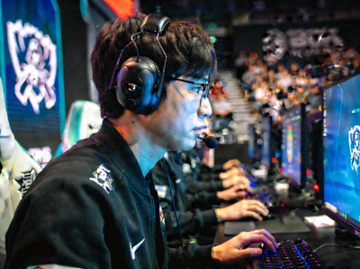 英雄联盟明星选手Faker李相赫在比赛中专注操作的侧脸特写